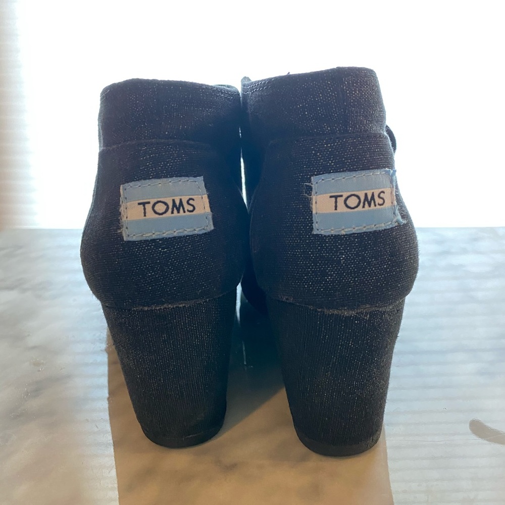 Tom’s Charcoal Gray and Silver Wedges - Picture 3 of 5